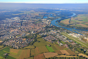 Vue aérienne de Vue d'ensemble de la ville depuis le sud à Speyer dans le département Rhénanie-Palatinat, Allemagne