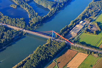 Vue aérienne de Pont pylône de l'autoroute A61 sur le Rhin à Hockenheim dans le département Bade-Wurtemberg, Allemagne