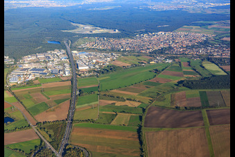 Vue aérienne de A61 vers la sortie d'autoroute Hockenheim à Hockenheim dans le département Bade-Wurtemberg, Allemagne
