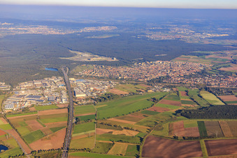 Vue aérienne de A61 vers la sortie d'autoroute Hockenheim à Hockenheim dans le département Bade-Wurtemberg, Allemagne