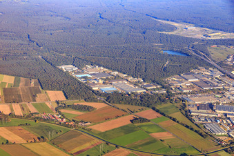 Vue aérienne de Zone industrielle 1ère et 2ème Industriestraße dans la forêt à Hockenheim dans le département Bade-Wurtemberg, Allemagne