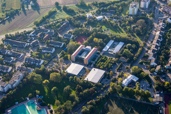 Vue aérienne de École Schiller et piscine couverte Brühl à le quartier Rohrhof in Brühl dans le département Bade-Wurtemberg, Allemagne