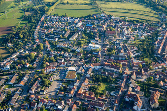 Vue aérienne de Vue des rues et des maisons dans les quartiers résidentiels à Brühl dans le département Bade-Wurtemberg, Allemagne