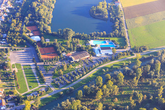 Vue aérienne de Rheinhalle et piscine extérieure Ketsch et Tennis Club Ketsch eV à Ketsch dans le département Bade-Wurtemberg, Allemagne