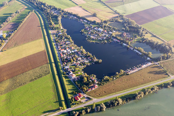 Vue aérienne de Parcelles de week-end au bord du lac de carrière Hohwiesensee à Ketsch dans le département Bade-Wurtemberg, Allemagne