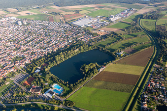 Vue aérienne de Rive du lac de carrière Anglersee à Ketsch dans le département Bade-Wurtemberg, Allemagne