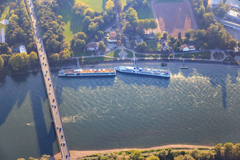 Vue aérienne de Les bateaux de croisière sur le Rhin à l'embarcadère sous le pont Salier à Speyer dans le département Rhénanie-Palatinat, Allemagne