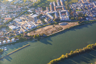 Vue aérienne de Zone résidentielle à développer « Living by the River » sur le Rhin après la démolition de la Hafenstraße à Speyer dans le département Rhénanie-Palatinat, Allemagne