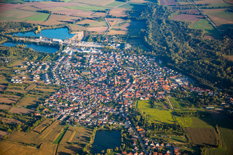 Vue aérienne de Du nord-ouest à le quartier Rheinsheim in Philippsburg dans le département Bade-Wurtemberg, Allemagne