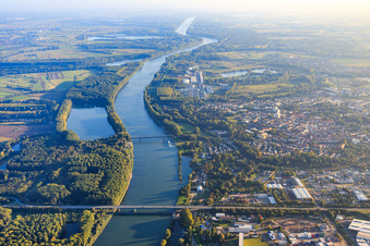 Vue aérienne de Ponts du Rhin pour la route fédérale 35 Pont Rudolf von Habsburg et la voie ferrée à Germersheim dans le département Rhénanie-Palatinat, Allemagne