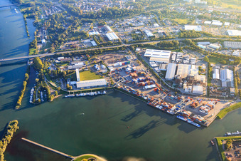 Vue aérienne de Vue d'ensemble du port du Rhin depuis le nord à Germersheim dans le département Rhénanie-Palatinat, Allemagne