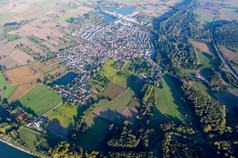 Vue aérienne de Vue des rues et des maisons dans les quartiers résidentiels à le quartier Rheinsheim in Philippsburg dans le département Bade-Wurtemberg, Allemagne