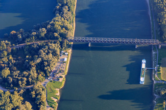 Vue aérienne de Ponts sur le Rhin pour le chemin de fer à Germersheim dans le département Rhénanie-Palatinat, Allemagne