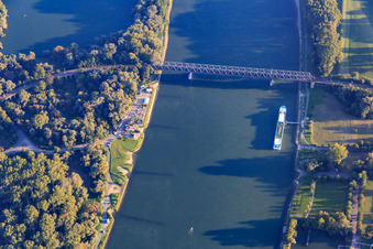 Vue aérienne de Ponts sur le Rhin pour le chemin de fer à Germersheim dans le département Rhénanie-Palatinat, Allemagne