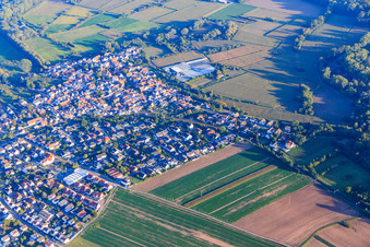 Vue aérienne de Vue de la ville depuis le nord-ouest à le quartier Sondernheim in Germersheim dans le département Rhénanie-Palatinat, Allemagne