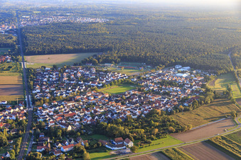 Vue aérienne de Kandeler Straße depuis le nord à Rheinzabern dans le département Rhénanie-Palatinat, Allemagne