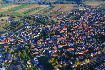 Vue aérienne de Centre-ville vu du nord-ouest à Rheinzabern dans le département Rhénanie-Palatinat, Allemagne