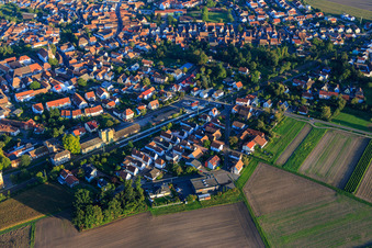 Vue aérienne de Mühlgasse et Waldstraße à la gare à Rheinzabern dans le département Rhénanie-Palatinat, Allemagne
