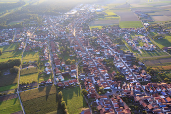 Vue aérienne de Luitpoldstraße depuis l'est à Hatzenbühl dans le département Rhénanie-Palatinat, Allemagne