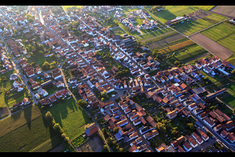 Vue aérienne de Luitpoldstraße depuis l'est à Hatzenbühl dans le département Rhénanie-Palatinat, Allemagne