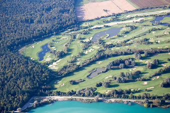 Club de golf de Lußhardtsee à le quartier Rot in St. Leon-Rot dans le département Bade-Wurtemberg, Allemagne d'en haut