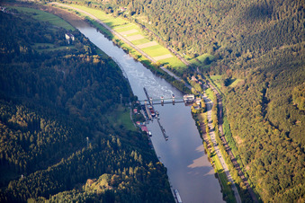 Vue aérienne de Écluse du Neckar à Rockenau à le quartier Lindach in Eberbach dans le département Bade-Wurtemberg, Allemagne