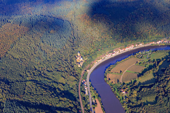 Vue aérienne de Château Zwingenberg sur le Neckar à Zwingenberg dans le département Bade-Wurtemberg, Allemagne