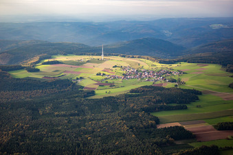 Vue aérienne de Structure de la tour de télécommunication et tour de télévision Katzenbuckel à le quartier Reisenbach in Mudau dans le département Bade-Wurtemberg, Allemagne