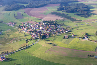 Vue aérienne de Vue sur le village à le quartier Scheidental in Mudau dans le département Bade-Wurtemberg, Allemagne