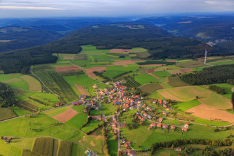 Vue aérienne de Vue du village depuis le sud à le quartier Steinbach in Mudau dans le département Bade-Wurtemberg, Allemagne