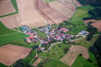 Vue aérienne de Champs agricoles et terres agricoles à le quartier Vollmersdorf in Hardheim dans le département Bade-Wurtemberg, Allemagne