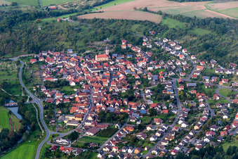 Vue aérienne de Vue des rues et des maisons dans les quartiers résidentiels à le quartier Reicholzheim in Wertheim dans le département Bade-Wurtemberg, Allemagne