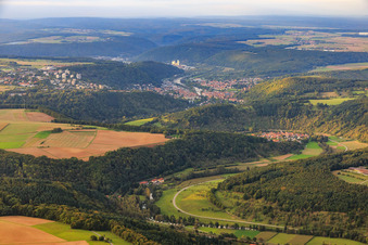 Vue aérienne de Vue de la ville sur le Main depuis l'ouest à Wertheim dans le département Bade-Wurtemberg, Allemagne