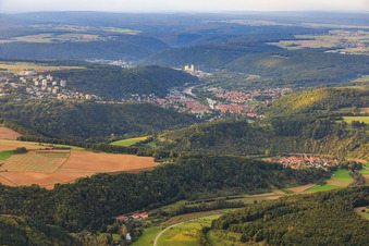Vue aérienne de Vue de la ville sur le Main depuis l'ouest à Wertheim dans le département Bade-Wurtemberg, Allemagne
