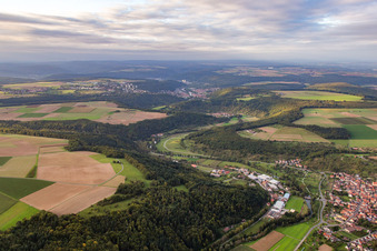Vue aérienne de Estuaire de la Tauber au sud de Wertheim à le quartier Reicholzheim in Wertheim dans le département Bade-Wurtemberg, Allemagne