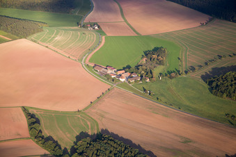 Vue aérienne de Quartier Bronnbach in Wertheim dans le département Bade-Wurtemberg, Allemagne