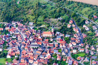 Vue aérienne de Vue des rues et des maisons dans les quartiers résidentiels à le quartier Reicholzheim in Wertheim dans le département Bade-Wurtemberg, Allemagne