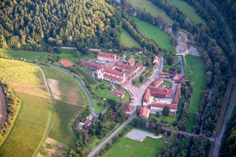 Vue aérienne de Ensemble architectural du monastère Bronnbach avec jardin abbatial et église abbatiale de l'Assomption de Marie à le quartier Bronnbach in Wertheim dans le département Bade-Wurtemberg, Allemagne
