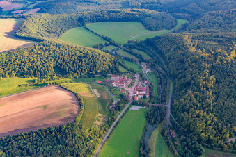 Photographie aérienne de Ensemble architectural du monastère Bronnbach avec jardin abbatial et église abbatiale de l'Assomption de Marie à le quartier Bronnbach in Wertheim dans le département Bade-Wurtemberg, Allemagne