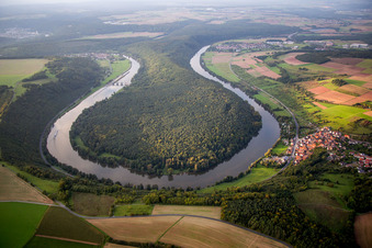 Vue aérienne de Boucle courbe des rives du Main près du cours de la rivière Urphar à Kreuzwertheim dans le département Bavière, Allemagne