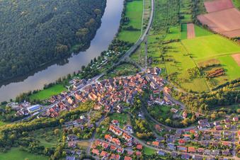 Vue aérienne de Village au bord du Main à le quartier Urphar in Wertheim dans le département Bade-Wurtemberg, Allemagne