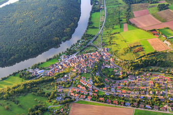 Vue aérienne de Village au bord du Main à le quartier Urphar in Wertheim dans le département Bade-Wurtemberg, Allemagne