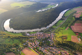 Vue aérienne de Village sur la rivière Main à le quartier Urphar in Wertheim dans le département Bade-Wurtemberg, Allemagne