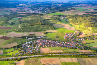 Vue aérienne de Village - vue derrière l'autoroute A3 en bordure de champs agricoles et de terres agricoles à le quartier Dertingen in Wertheim dans le département Bade-Wurtemberg, Allemagne