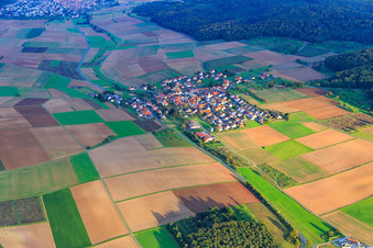Vue aérienne de Nord-Ouest à le quartier Holzkirchhausen in Helmstadt dans le département Bavière, Allemagne
