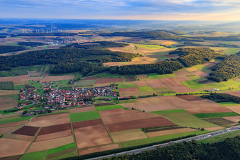 Vue aérienne de Village - vue sur l'A3 depuis le nord à le quartier Holzkirchhausen in Helmstadt dans le département Bavière, Allemagne
