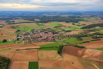 Vue aérienne de Village - vue sur la B8 depuis le sud à Remlingen dans le département Bavière, Allemagne
