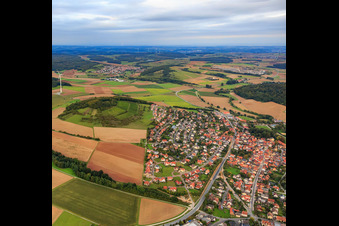 Vue aérienne de Village - vue sur la B8 depuis l'ouest à Uettingen dans le département Bavière, Allemagne