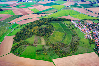 Vue aérienne de Vignoble rond Kirchberg avec terrain de football en Franconie à Uettingen dans le département Bavière, Allemagne