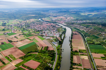 Vue aérienne de Les berges des rivières à Zellingen dans le département Bavière, Allemagne